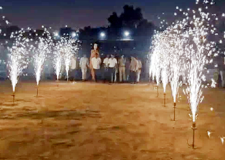 भारी भीड़ के सामने धराशायी हाे गए रावण-कुंभकर्ण व मेघनाथ के पुतले, आधा घंटे तक चली भव्य आतिशबाजी
