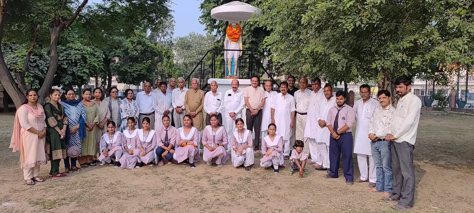सिरसा के गांधी पार्क में राष्ट्रपति महात्मा गांधी की जयंती पर आयोजित सर्वधर्म सभा में भाग लेते लोग।