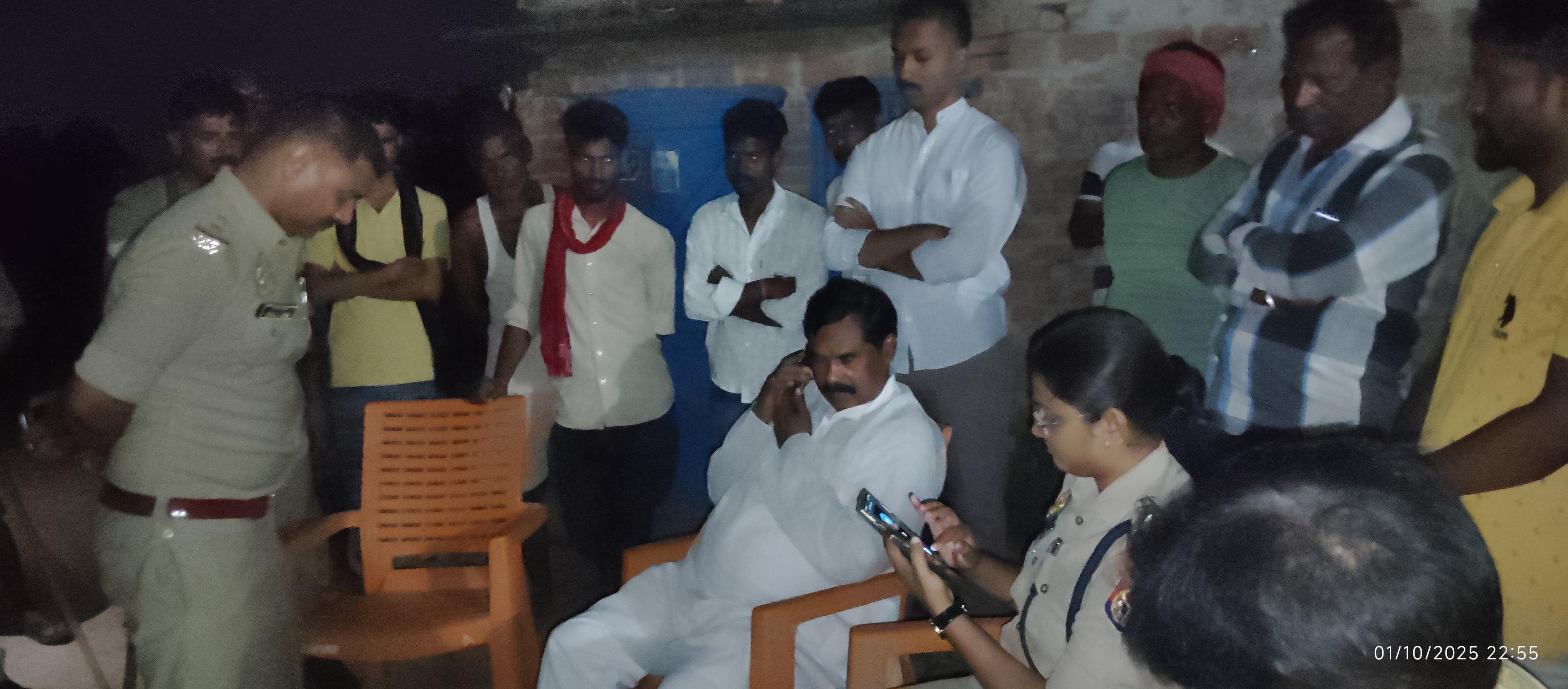 रयपुरिया गांव में हत्या के बाद मौके वारदात पर सीओ मंजरी राव, कोतवाल विजय शंकर सिंह । रयपुरिया गांव में हत्या के बाद मौके वारदात पर सीओ मंजरी राव, कोतवाल विजय शंकर सिंह ।
