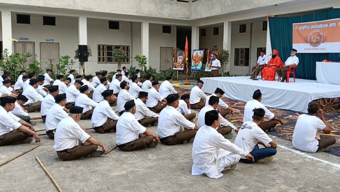 कार्यक्रम को संबोधित करते बाबा ब्रह्मदास व अन्य।