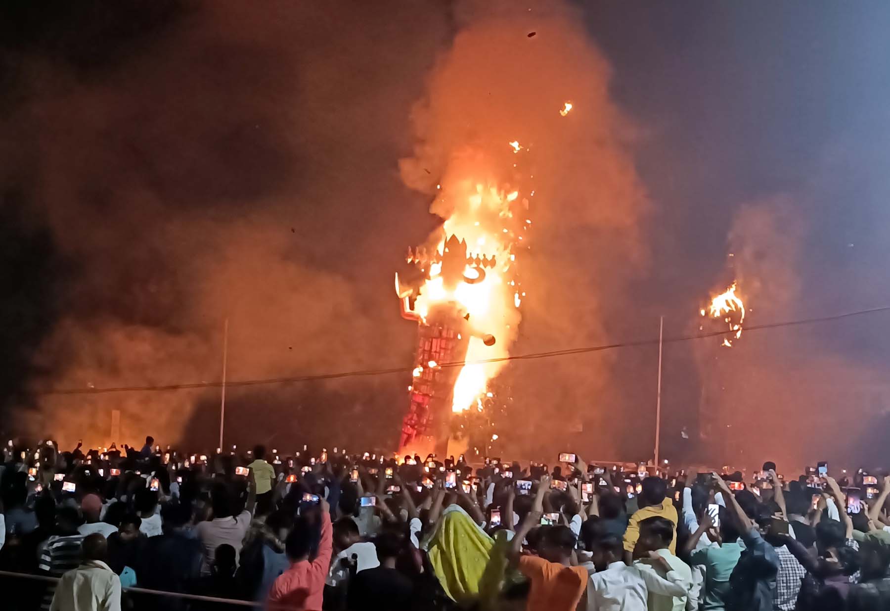 गुरुग्राम के गौशाला मैदान में जलते रावण, कुंभकर्ण व मेघनाथ के पुतले।