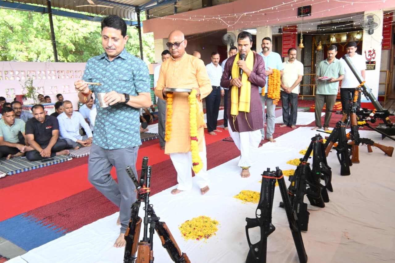 सीमा सुरक्षा बल बीकानेर  ने दशहरा पर  की अत्याधुनिक शस्त्रों की  पूजा
