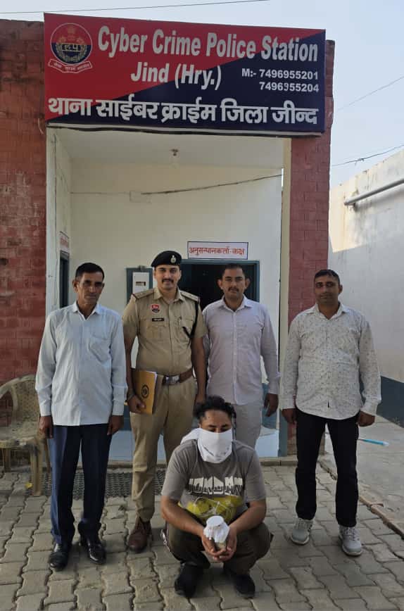 पुलिस गिरफ्त में आरोपित।