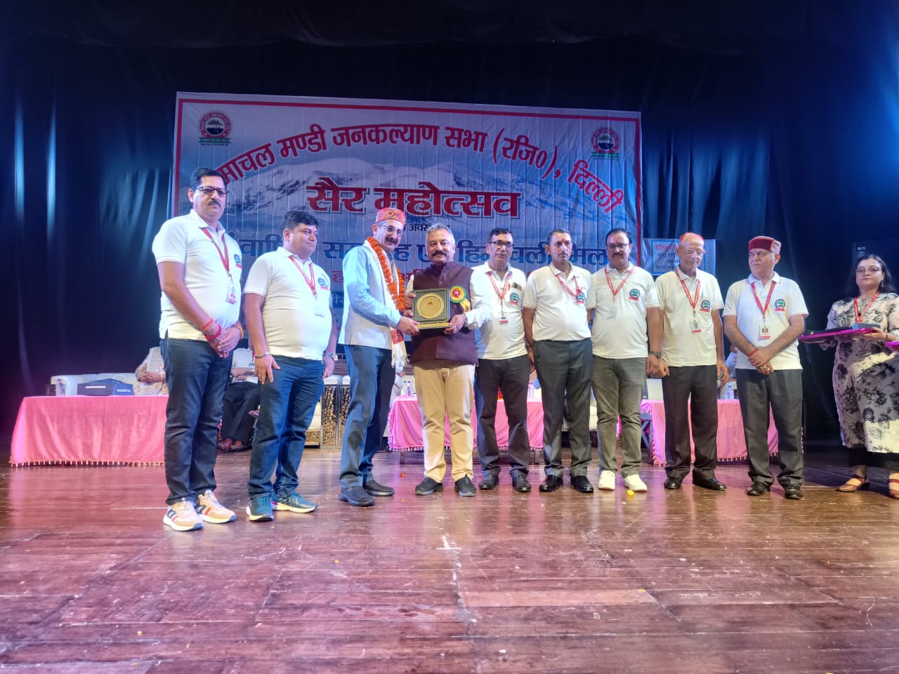 दिल्ली में आयोजित समारोह में मौजूद शिक्षा मंत्री रोहित ठाकुर और अन्य।