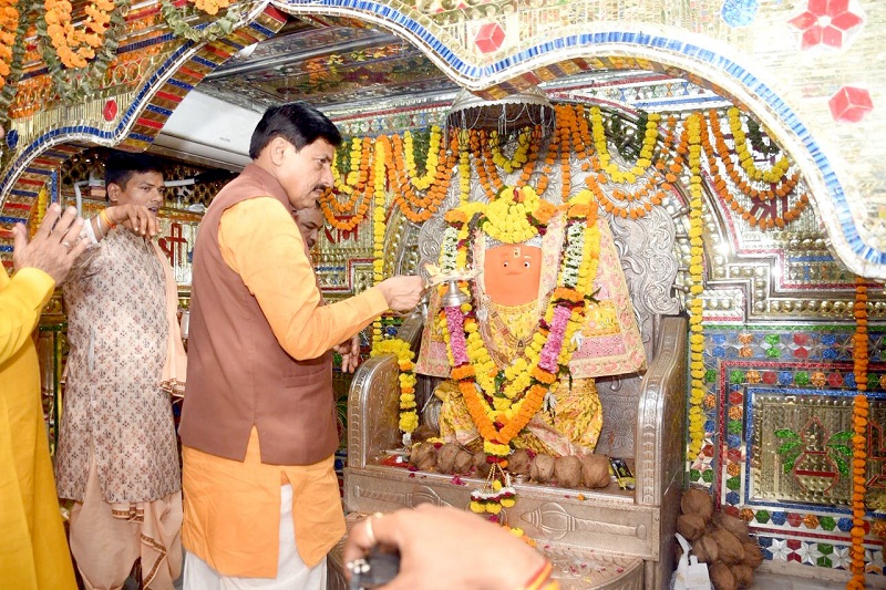 मुख्यमंत्री ने की न्यू मार्केट स्थित खेड़ापति हनुमान मंदिर में पूजा-अर्चना