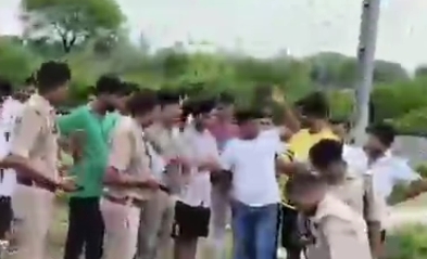 जांच करती पुलिस