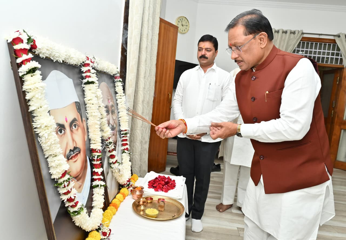 मुख्यमंत्री साय महात्मा गांधी और पूर्व प्रधानमंत्री लाल बहादुर शास्त्री को नमन करते मुख्यमंत्री साय महात्मा गांधी और पूर्व प्रधानमंत्री लाल बहादुर शास्त्री को नमन करते