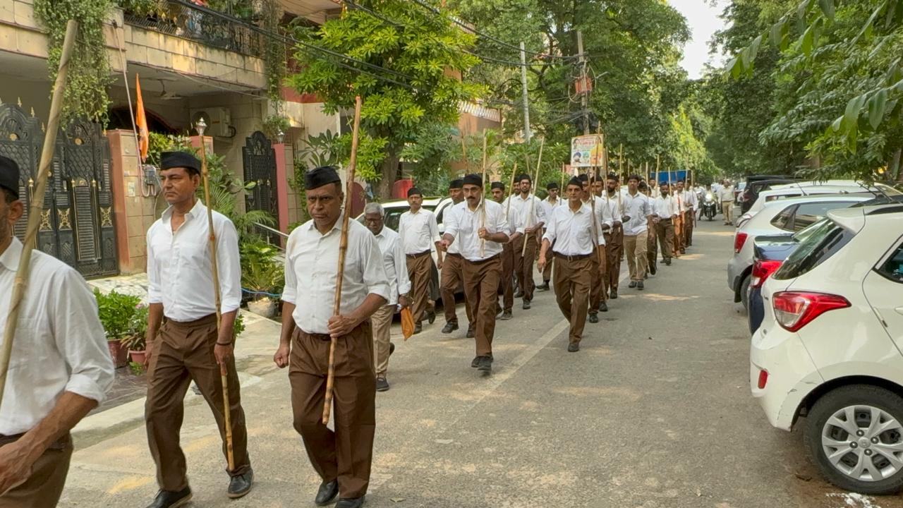 पथ संचालन करते कार्यकर्ता