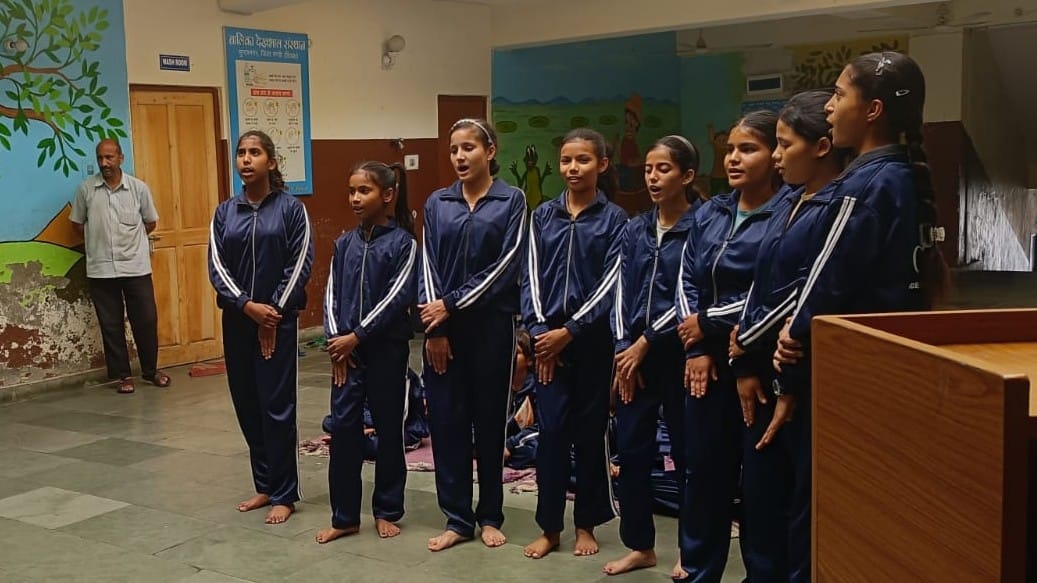 दशहरा पर्व पर प्रस्तुति देती हुई छात्राएं। दशहरा पर्व पर प्रस्तुति देती हुई छात्राएं।