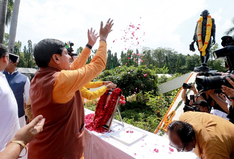 मुख्यमंत्री ने राष्ट्रपिता महात्मा गांधी को श्रद्धांजलि अर्पित की