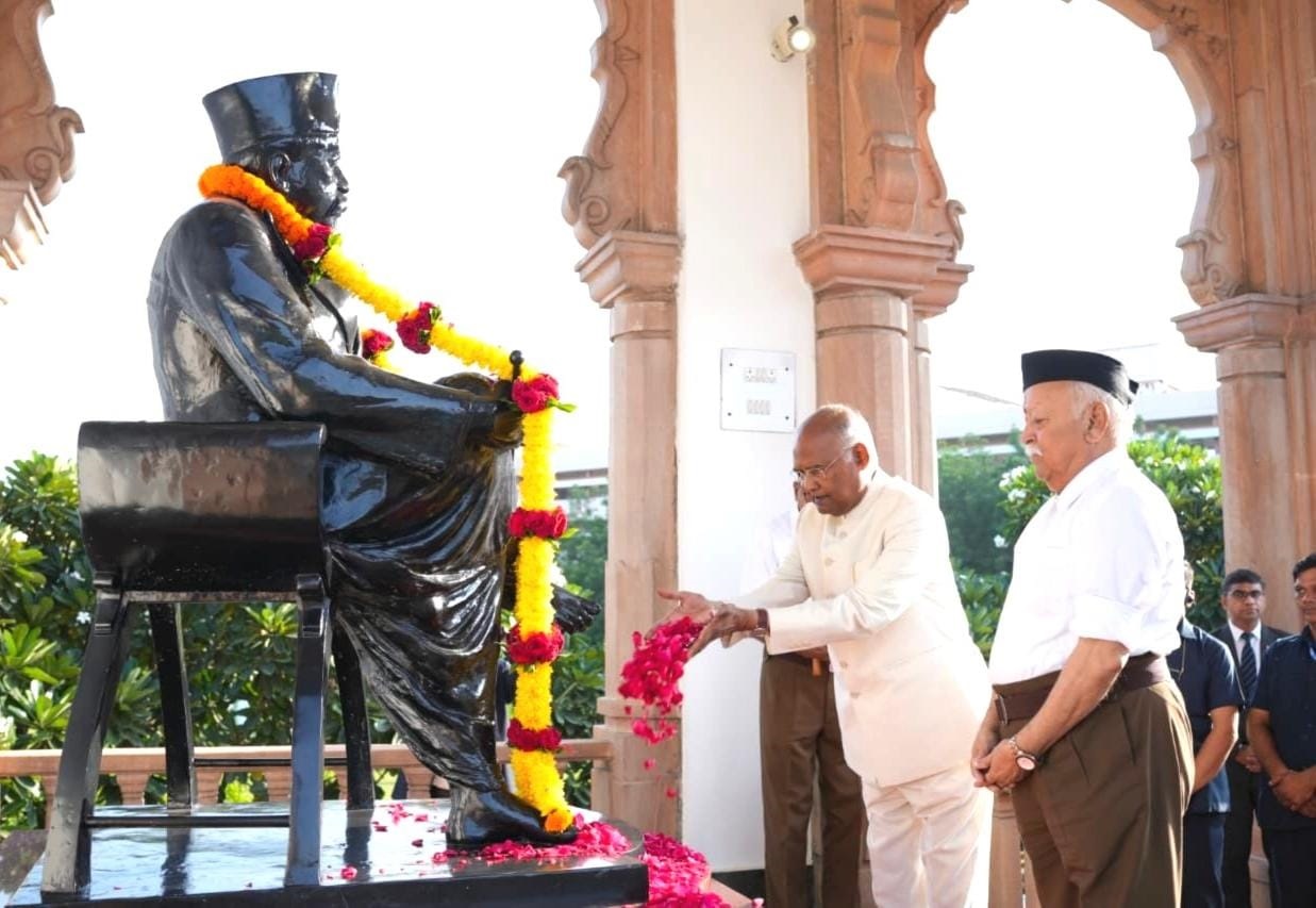 नागपुर के रेशिमबाग परिसर में स्थित स्मृति मंदिर में डॉ. हेडगेवार को नमन करते रामनाथ कोविंद और मोहन भागवत।
