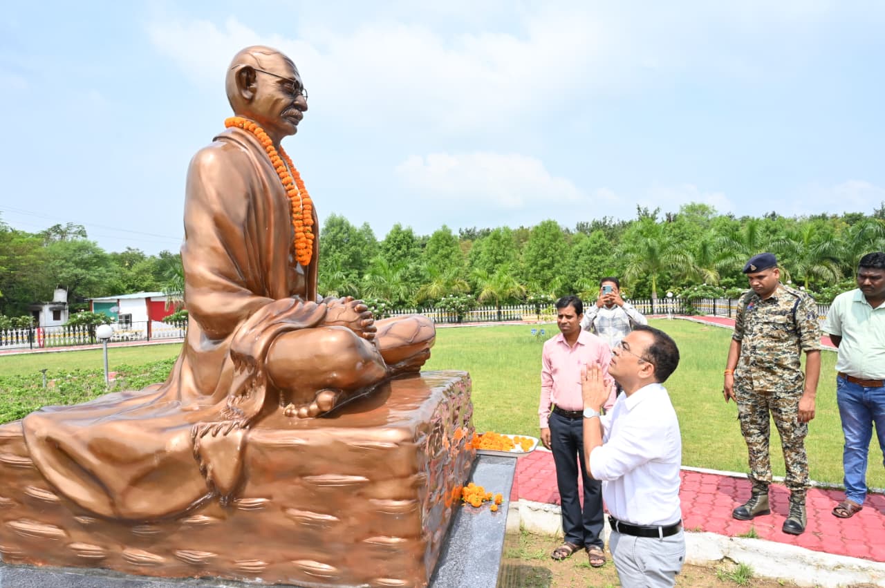 जांजगीर कलेक्ट जन्मेजय महोबे ने राष्ट्रपिता महात्मा गांधी जयंती के अवसर पर महात्मा गांधी जी की प्रतिमा पर श्रद्धा सुमन अर्पित कर किया नमन जांजगीर कलेक्ट जन्मेजय महोबे ने राष्ट्रपिता महात्मा गांधी जयंती के अवसर पर महात्मा गांधी जी की प्रतिमा पर श्रद्धा सुमन अर्पित कर किया नमन
