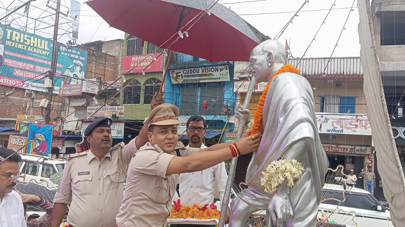 श्रद्धांजलि देते एसपी श्रद्धांजलि देते एसपी