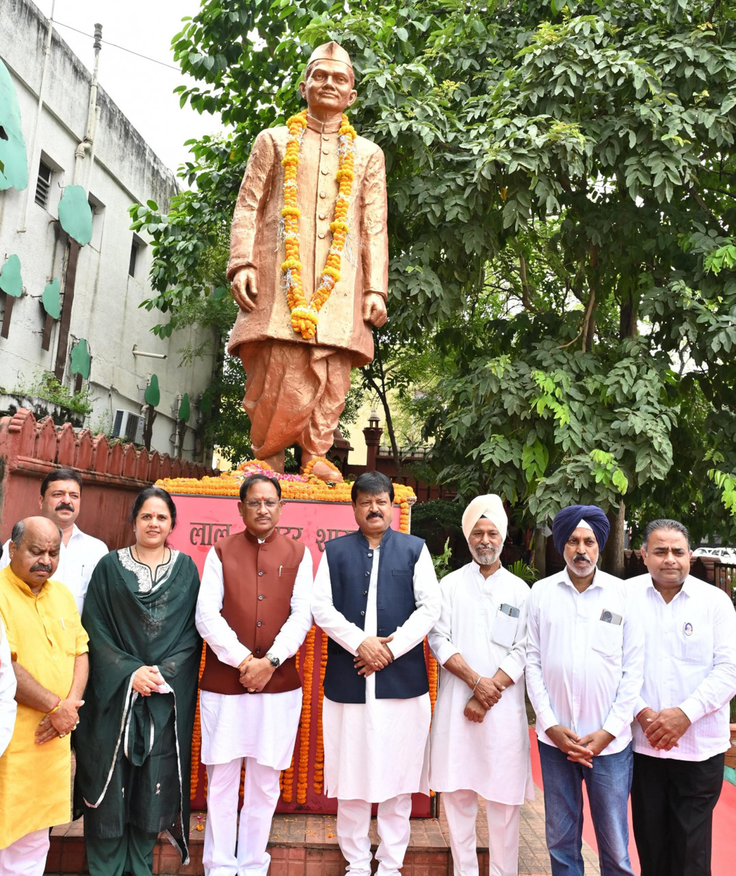 मुख्यमंत्री साय ने महात्मा गांधी एवं लाल बहादुर शास्त्री की प्रतिमा पर माल्यार्पण कर नमन करते मुख्यमंत्री साय ने महात्मा गांधी एवं लाल बहादुर शास्त्री की प्रतिमा पर माल्यार्पण कर नमन करते