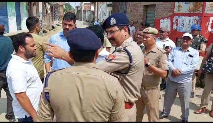 कार्रवाई के दौरान पुलिस अधिकारी फोर्स के साथ मौजूद
