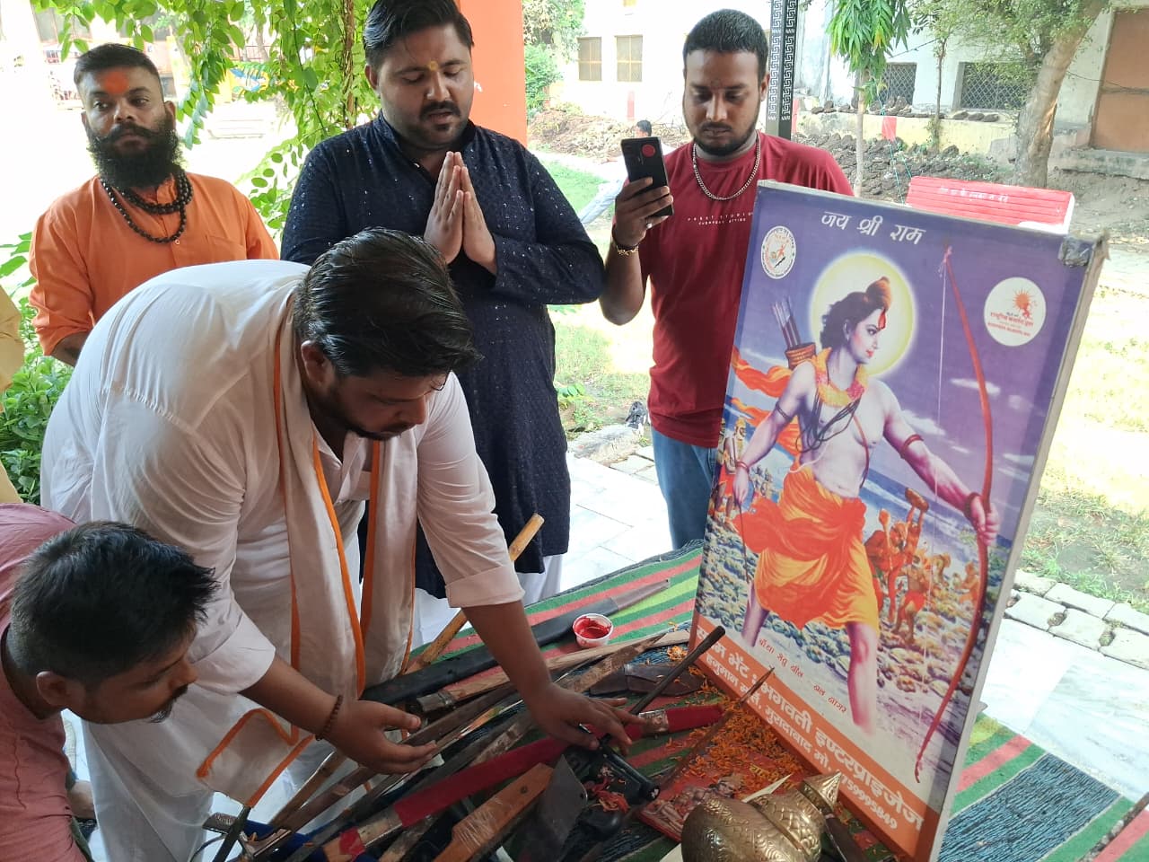 अंतर्राष्ट्रीय हिंदू परिषद राष्ट्रीय बजरंग दल महानगर मुरादाबाद के सामूहिक शस्त्र पूजन कार्यक्रम में उपस्थित पदाधिकारी।