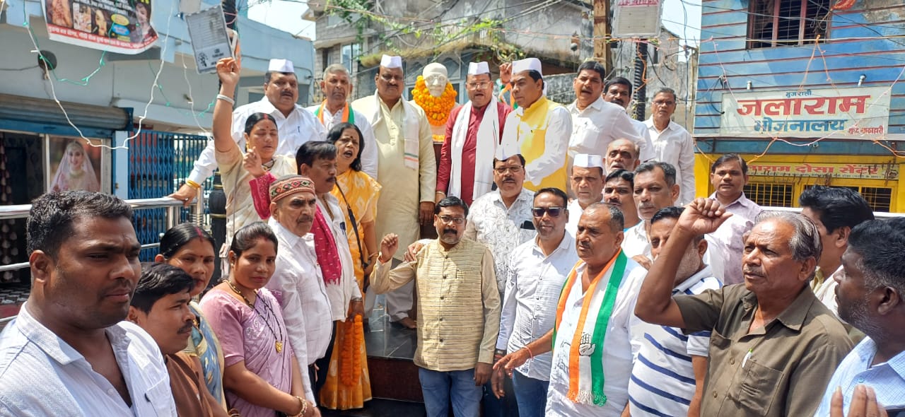 शास्त्री प्रतिमा कोसाबाड़ी एवं जिला कांग्रेस कार्यालय में राष्ट्रपिता महात्मा गांधी और भारत के पूर्व प्रधानमंत्री लाल बहादुर शास्त्री की जयंती के अवसर पर कांग्रेस पदाधिकारी और कार्यकर्ताओं ने उनकी प्रतिमा पर पुष्पांजलि व माल्यार्पण कर उन्हें श्रद्धांजलि दी।