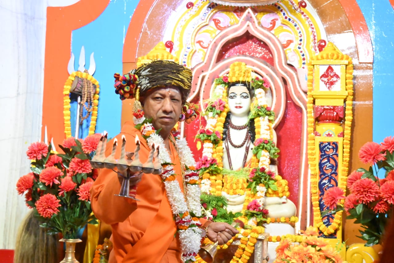 श्रीनाथ जी सहित मंदिर परिसर के सभी देव विग्रहों की सीएम योगी ने की पूजा*