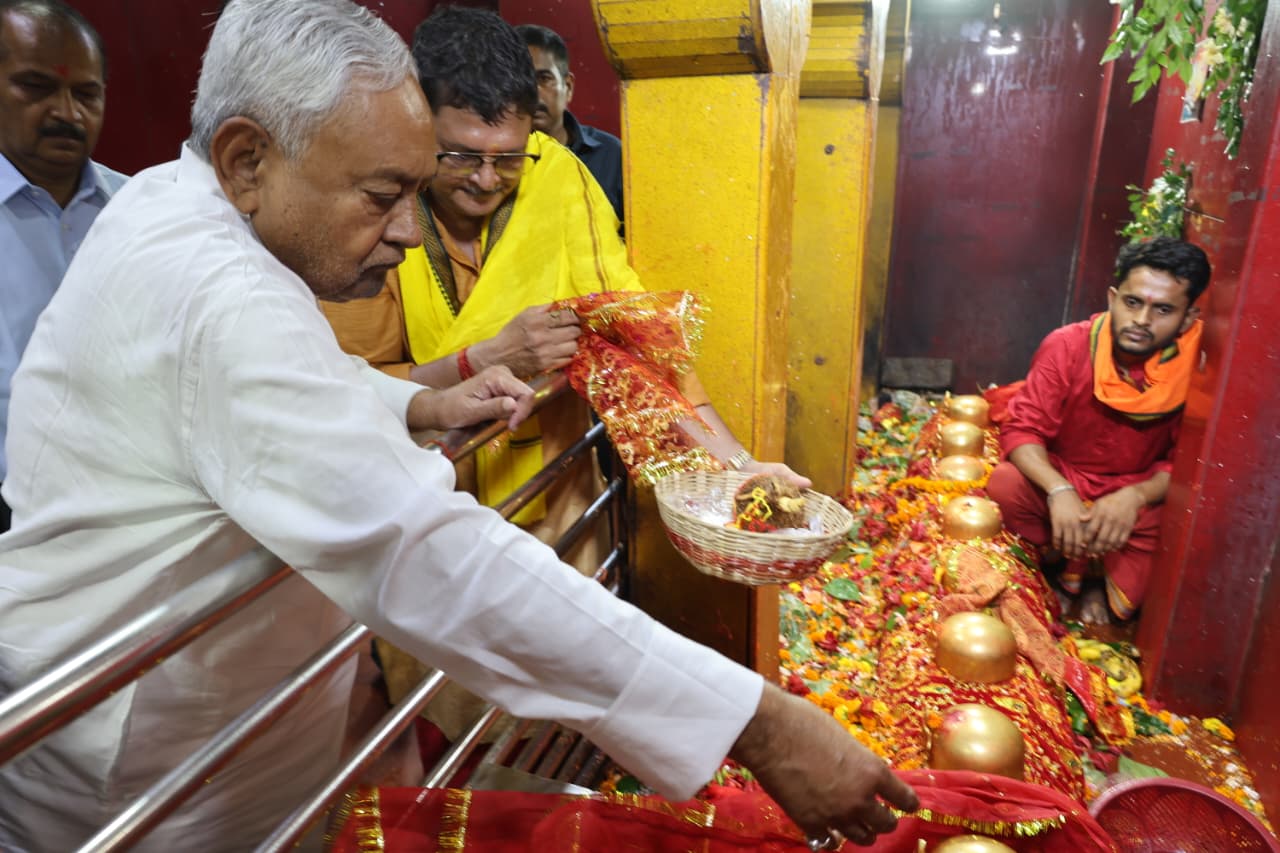 पटना सीटी के पटनदेवी मंदिर में पूजा-अर्चना करते मुख्यमंत्री नीतीश पटना सीटी के पटनदेवी मंदिर में पूजा-अर्चना करते मुख्यमंत्री नीतीश