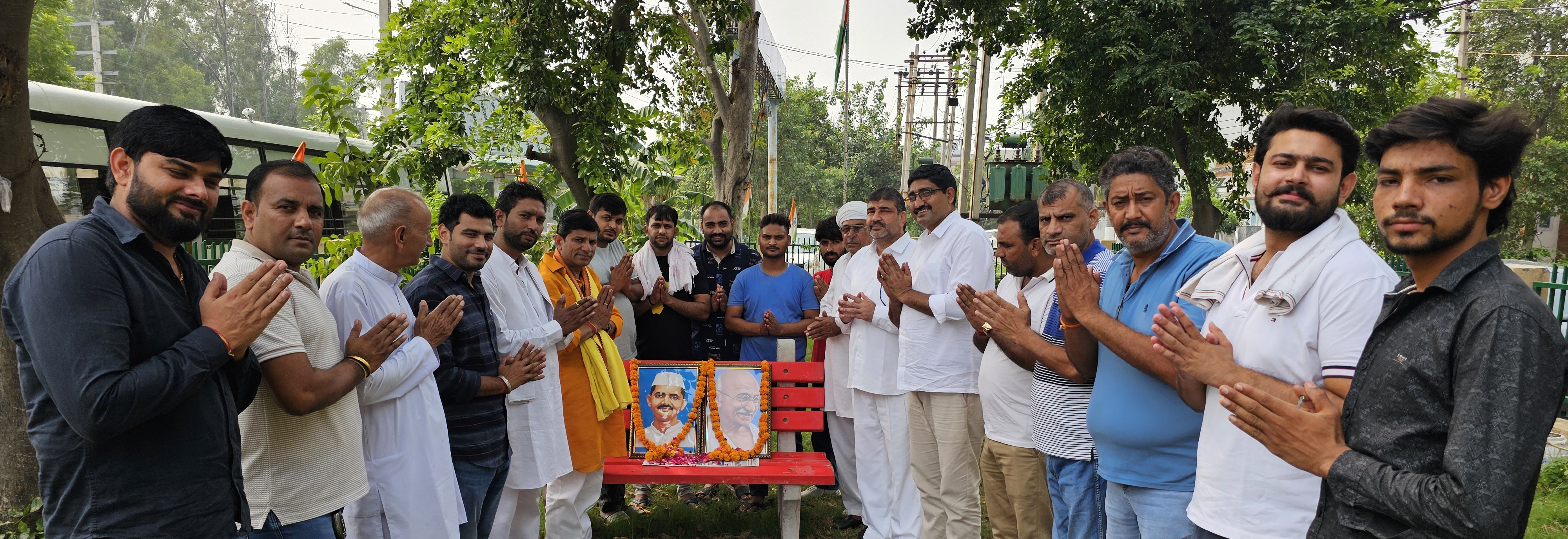 महात्मा गांधी और लाल बहादुर शास्त्री को श्रद्धांजलि अर्पित करते भाजपा नेता दिनेश कौशिक और उनके साथ ही कार्यकर्ता। महात्मा गांधी और लाल बहादुर शास्त्री को श्रद्धांजलि अर्पित करते भाजपा नेता दिनेश कौशिक और उनके साथ ही कार्यकर्ता।