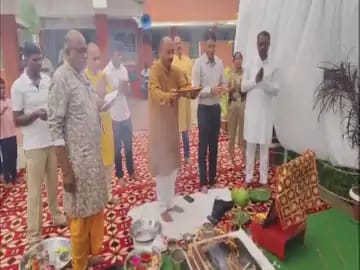 जांजगीर पुलिस लाइन में विजयादशमी पर शस्त्र पूजा, SP समेत जवानों ने की विधि-विधान से पूजा