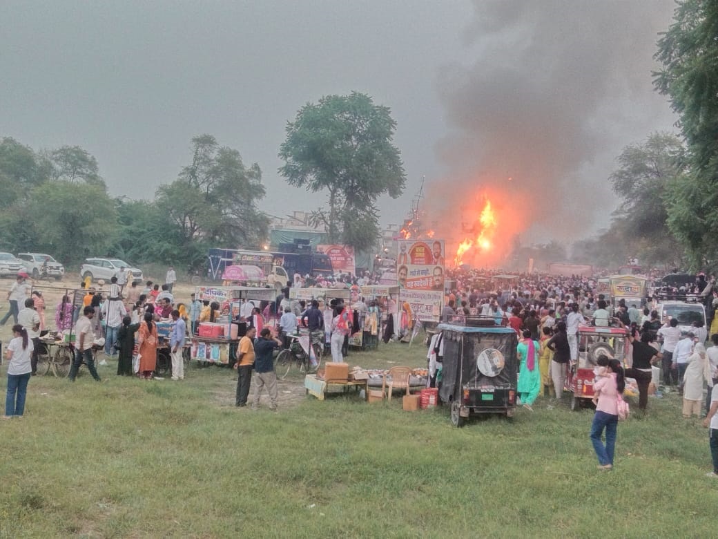 सिरसा में धूं धूं कर जलते रावण, कुंभकरण और मेघनाथ के पुतले।