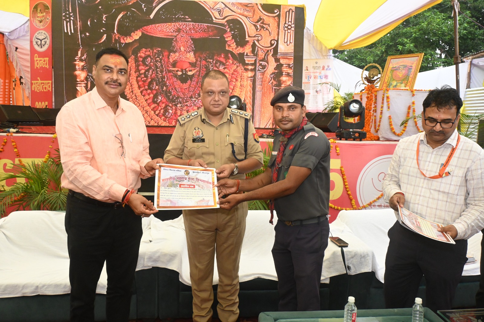महोत्सव में तैनात अधिकारियों, कर्मचारियों व सफाई मित्रों को  प्रशस्ति पत्र देकर सम्मानित करते डीएम पवन कुमार गंगवार और एसएसपी सोमेन बर्मा