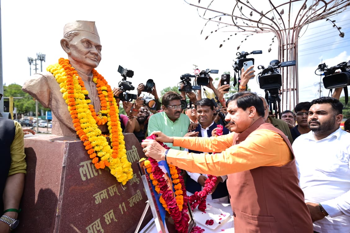 मुख्यमंत्री डॉ. यादव, बीजेपी प्रदेश अध्यक्ष और प्रदेश संगठन महामंत्री ने महात्मा गांधी और स्व. लाल बहादुर शास्त्री की जयंती पर किया नमन