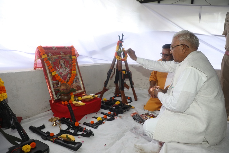 राज्यपाल ने राजभवन में किया शस्त्र पूजन राज्यपाल ने राजभवन में किया शस्त्र पूजन