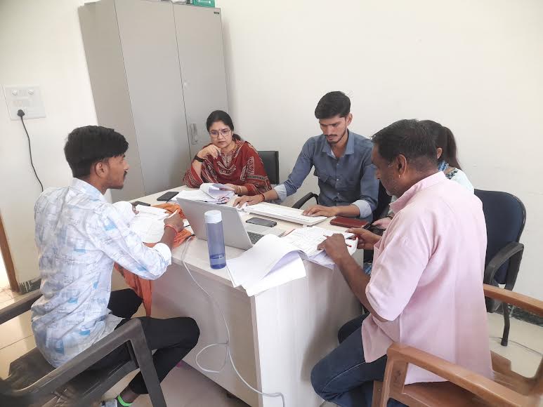 सोयाबीन फसल नुकसान हेतु मुआवजा राशि वितरण के लिए तहसील कार्यालयों में चलता रहा कार्यं