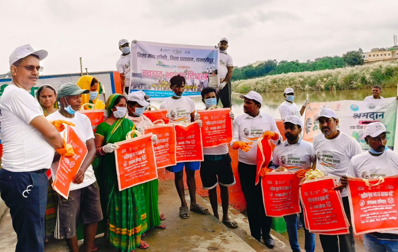 Swachta karyakram me upastith log