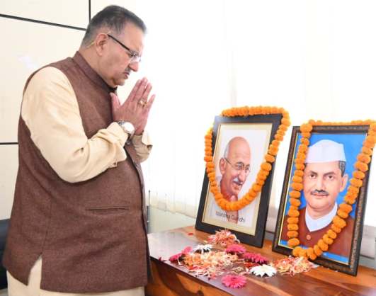 श्रद्धासुमन अर्पित करते सैनिक कल्याण मंत्री गणेश जाेशी। श्रद्धासुमन अर्पित करते सैनिक कल्याण मंत्री गणेश जाेशी।