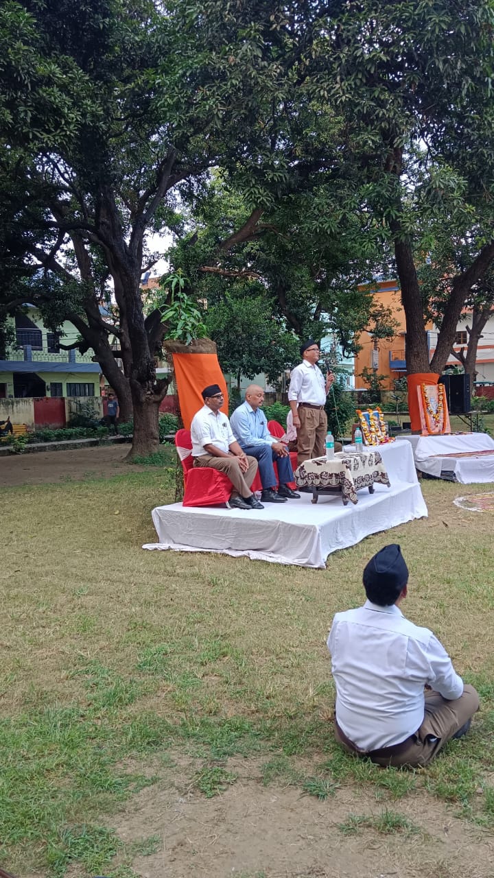 राष्ट्रीय स्वयंसेवक संघ काशी प्रांत नैनी क्षेत्र में आयोजित कार्यक्रम को संबोधित करते हुए डॉ. मुरार जी त्रिपाठी एवं स्वयंसेवकों का छाया चित्र राष्ट्रीय स्वयंसेवक संघ काशी प्रांत नैनी क्षेत्र में आयोजित कार्यक्रम को संबोधित करते हुए डॉ. मुरार जी त्रिपाठी एवं स्वयंसेवकों का छाया चित्र