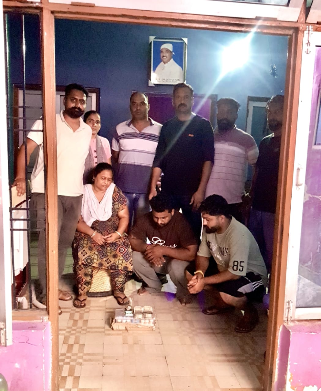 पकड़े गए आरोपी मां बेटे पुलिस टीम के साथ।