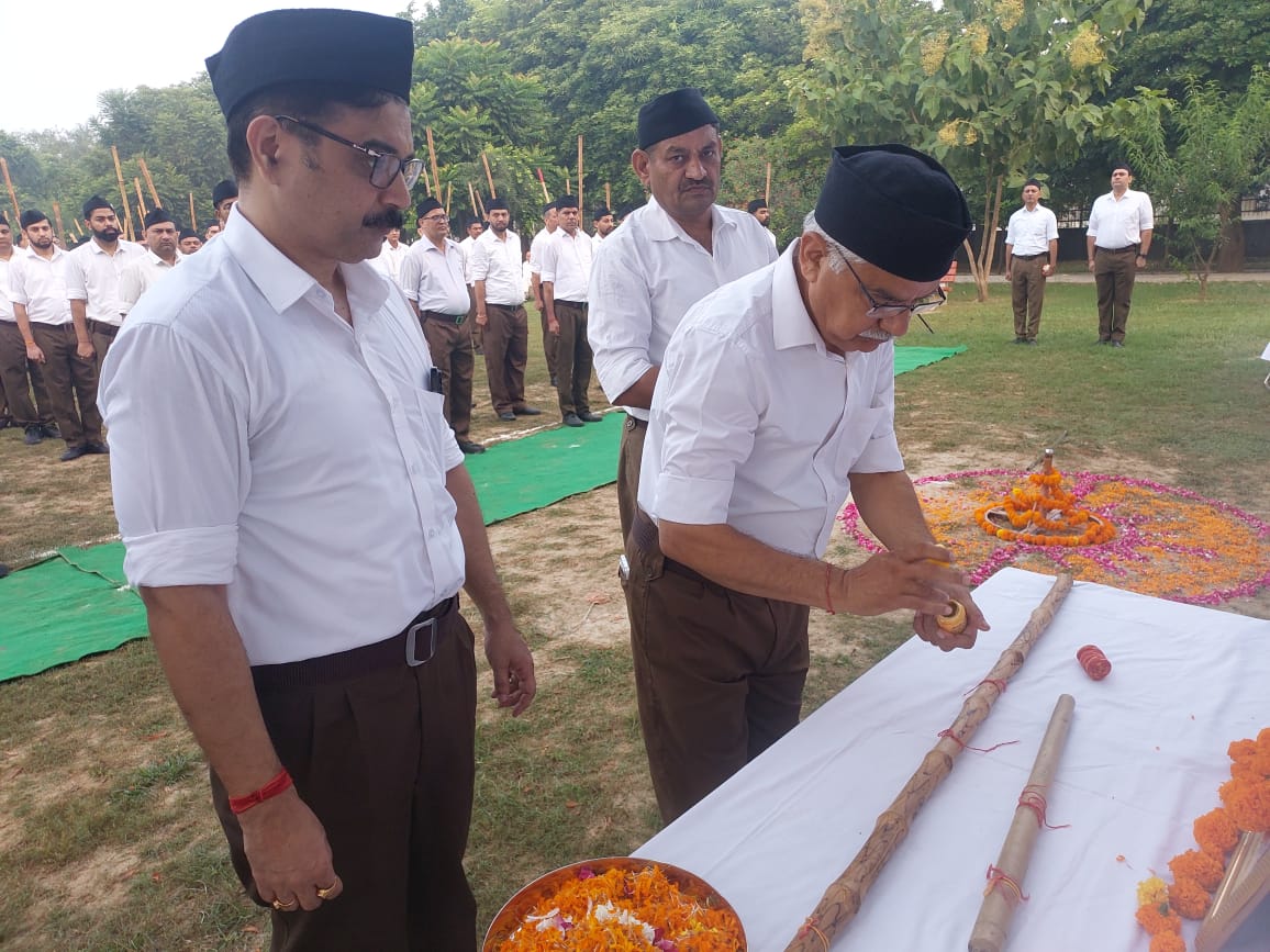 शहर के सैक्टर 8 में आयोजित कार्यक्रम में शस्त्र पूजन करते मुख्यातिथि व मुख्य वक्ता।