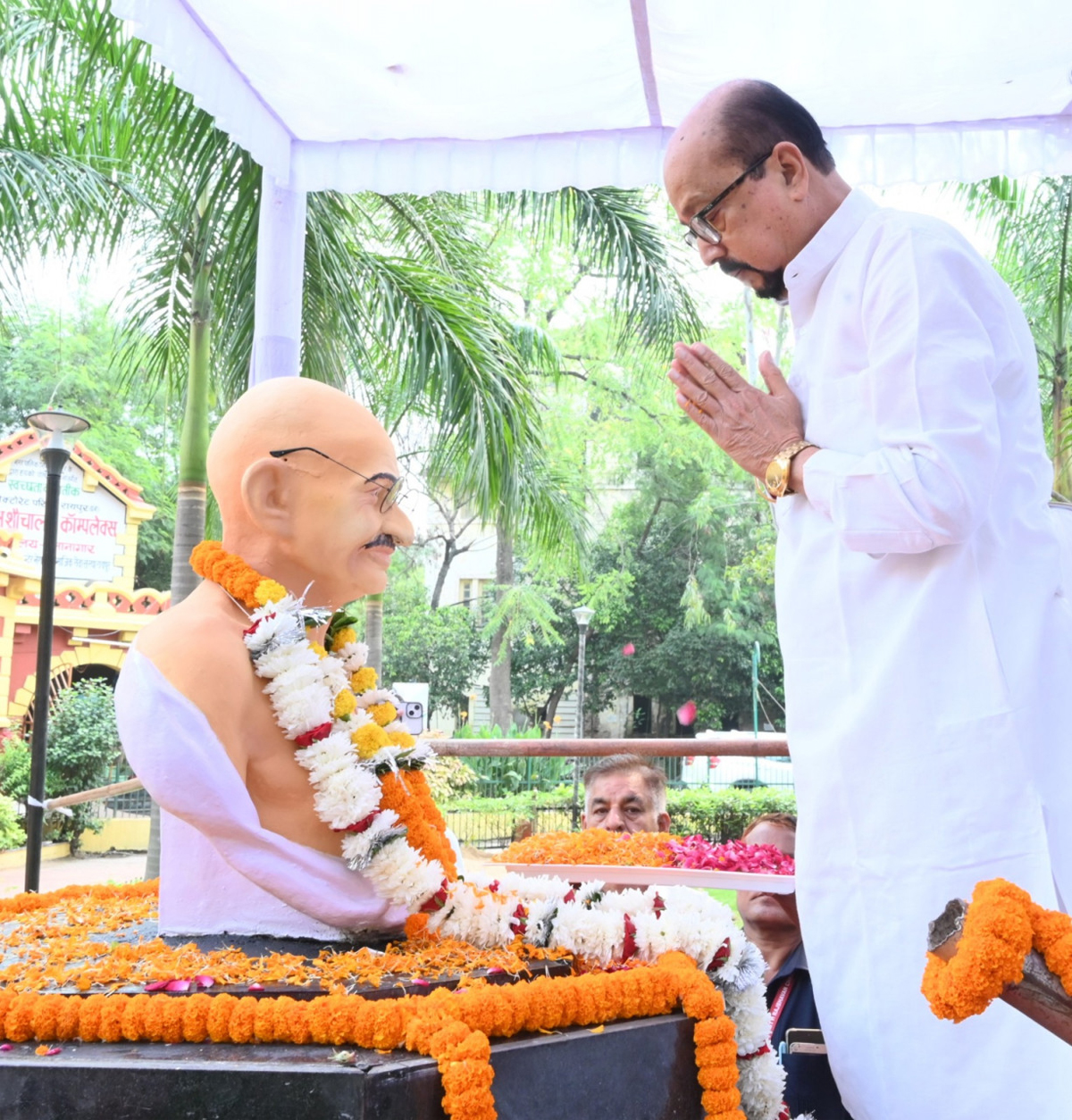 राज्यपाल डेका  महात्मा गांधी जी की प्रतिमा पर पुष्पांजलि अर्पित कर नमन करते हुए