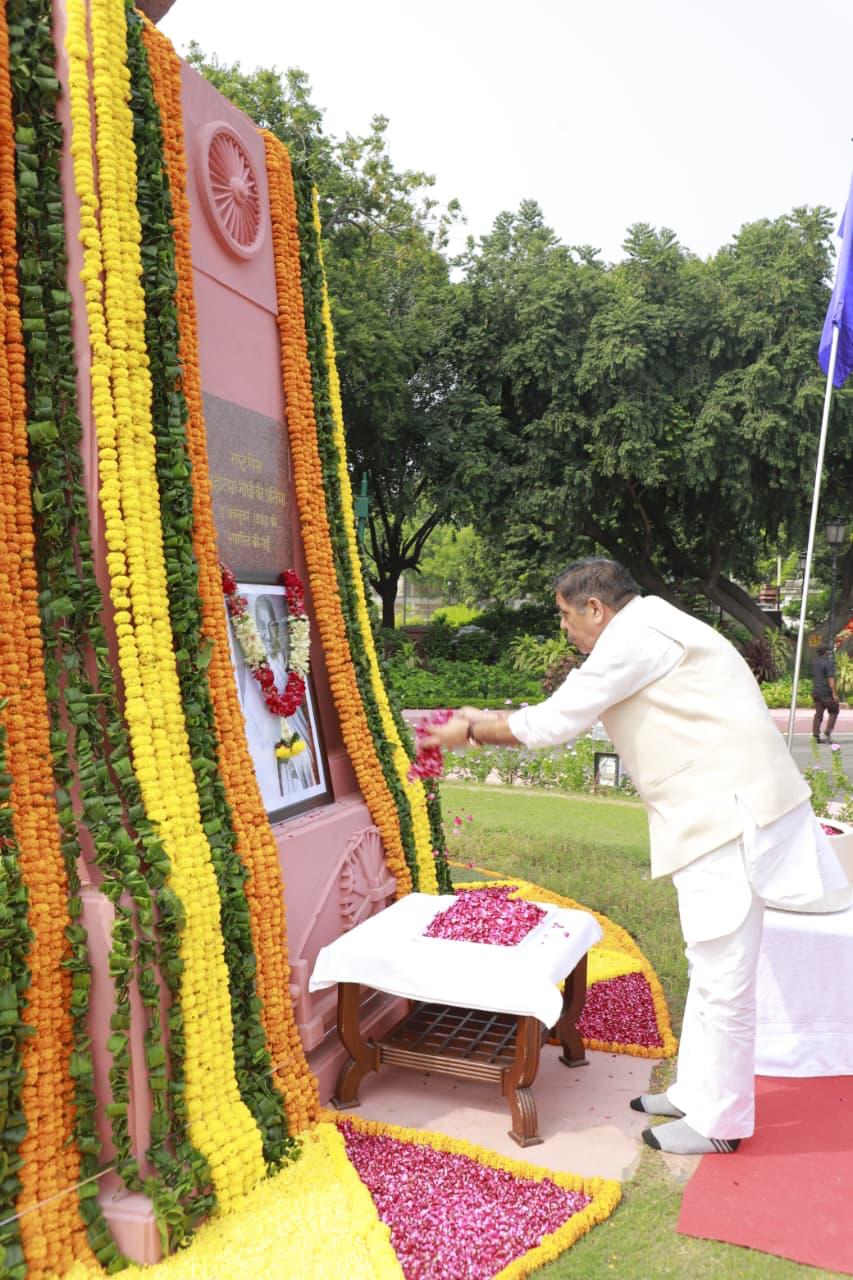 दिल्ली विधानसभा ने गुरुवार को राष्ट्रपिता महात्मा गांधी और पूर्व प्रधानमंत्री एवं महान स्वतंत्रता सेनानी लाल बहादुर शास्त्री को श्रद्धांजलि अर्पित करते विधानसभा उपाध्यक्ष मोहन सिंह बिष्ट