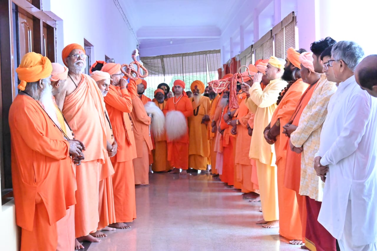 श्रीनाथ जी सहित मंदिर परिसर के सभी देव विग्रहों की सीएम योगी ने की पूजा*