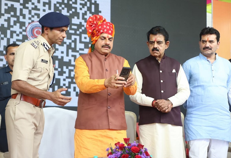 मुख्यमंत्री ने मोबाइल से क्यूआर कोड स्कैन कर लांच किया इंदौर पुलिस का चेटबॉट मुख्यमंत्री ने मोबाइल से क्यूआर कोड स्कैन कर लांच किया इंदौर पुलिस का चेटबॉट