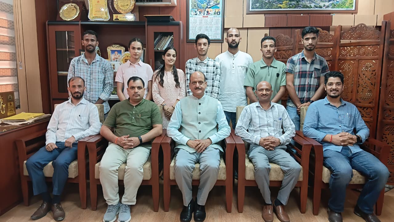 एसपीयू इतिहास विभाग मीडिया क्लब के सदस्य कुलपति के साथ।