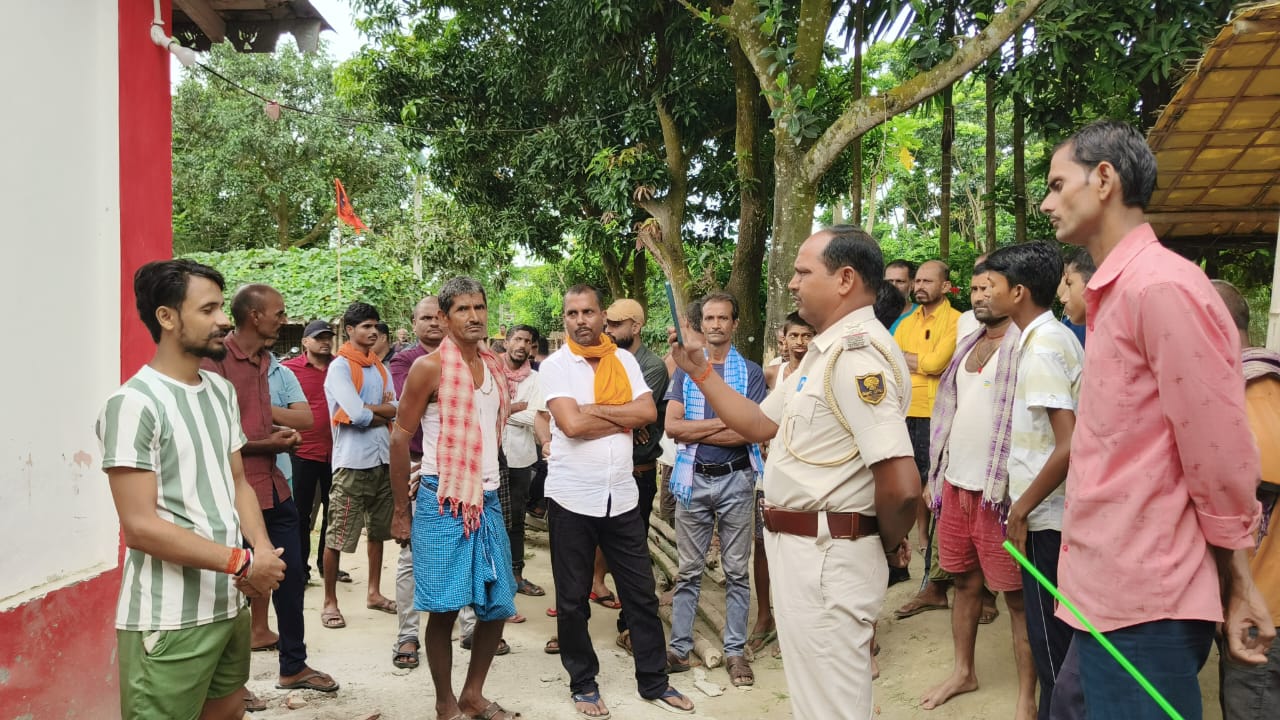 अररिया फोटो:पुलिस जांच करती