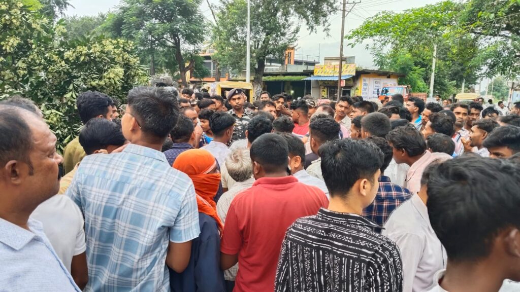 घटनास्थल पर लगी भीड़