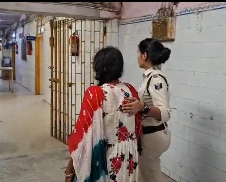 घायल महिला को ले जाती पुलिस