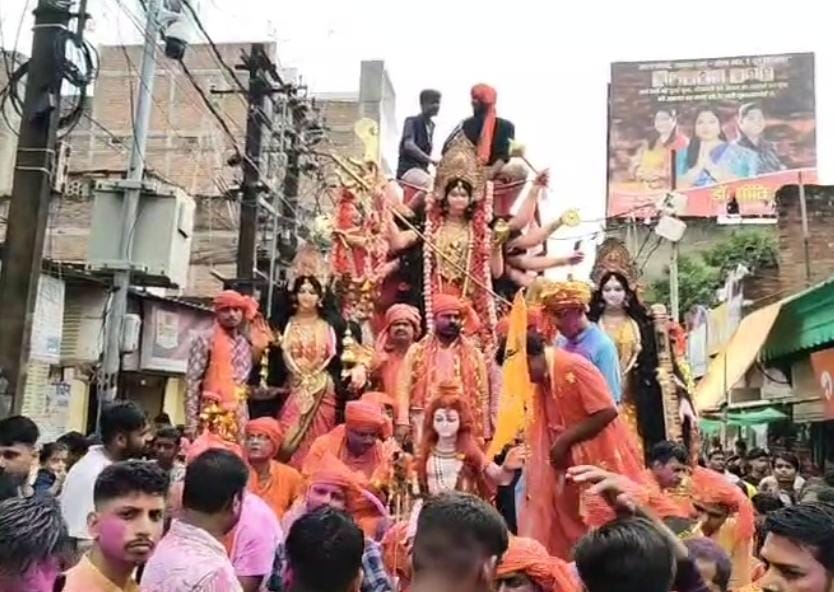 विसर्जन में शामिल श्रद्धालु विसर्जन में शामिल श्रद्धालु