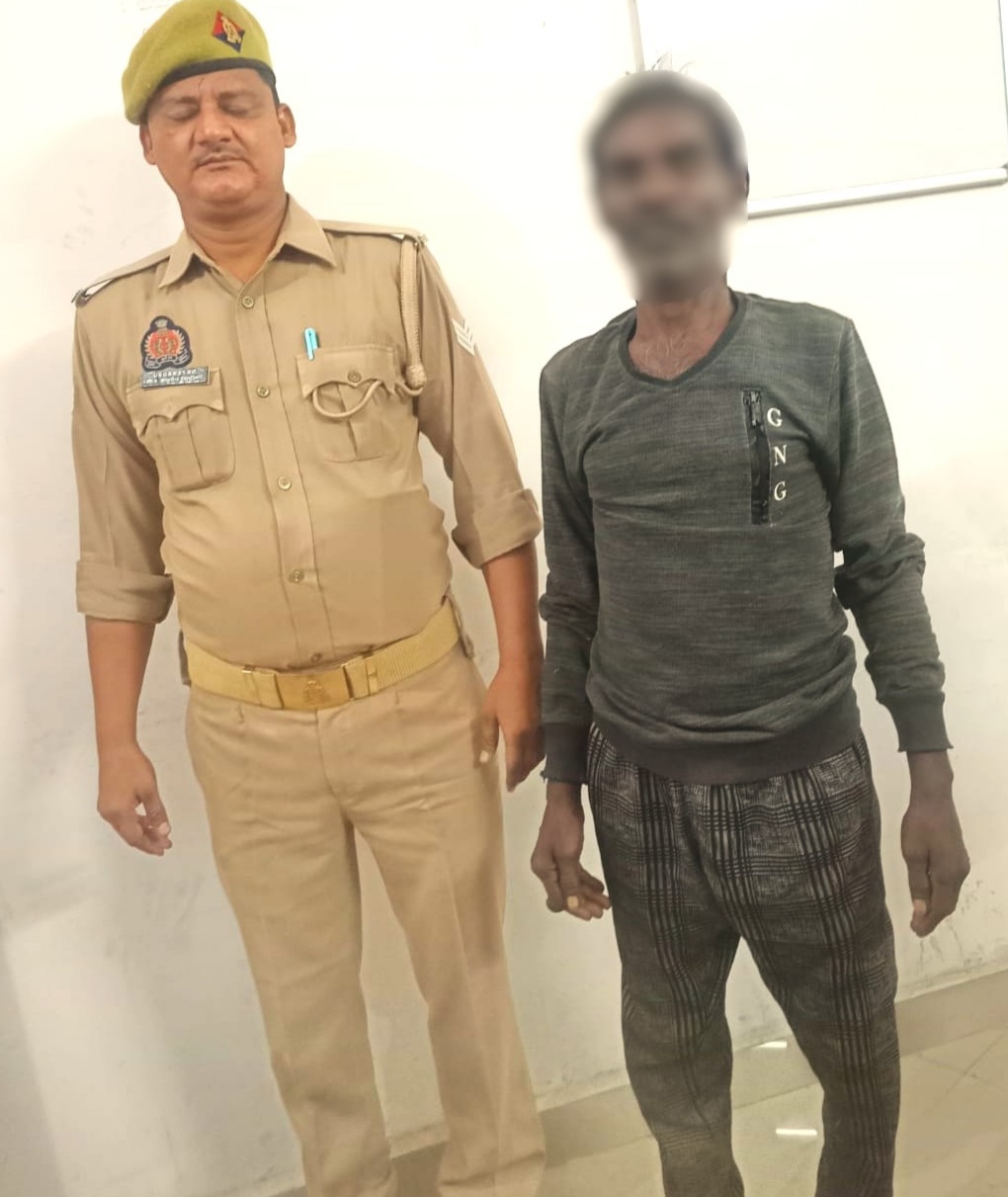 गिरफ्तार आरोपी के साथ चुनार पुलिस।