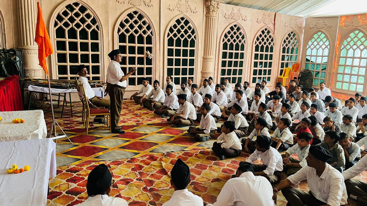 बौद्धिक सुनते