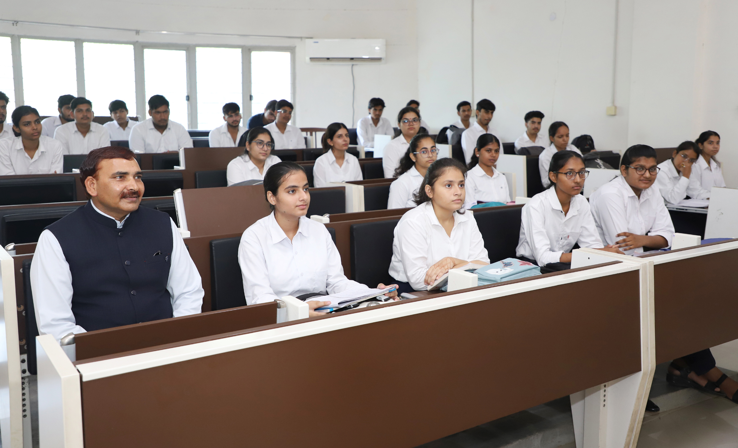 कक्षाओं में विद्यार्थियों के बीच बैठकर अध्यापन व्यवस्था का जायजा लेते कुलपति प्रो. नरसी राम बिश्नोई। कक्षाओं में विद्यार्थियों के बीच बैठकर अध्यापन व्यवस्था का जायजा लेते कुलपति प्रो. नरसी राम बिश्नोई।