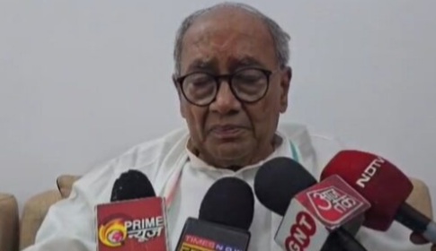 वार्ता करते पूर्व मुख्यमंत्री दिग्विजय सिंह