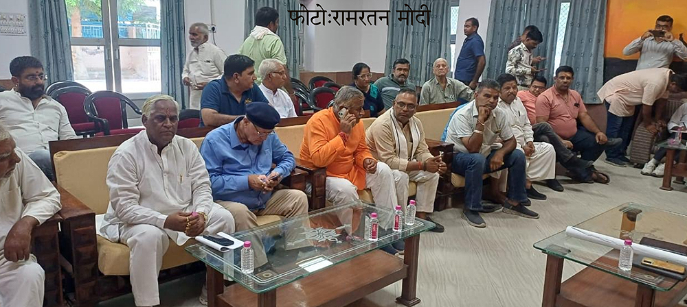 पांच दशकों से अधिक समय से स्थापित लोकनायक मुरलीधर व्यास की मूर्ति से छेड़खानी की ताे आंदाेलन पांच दशकों से अधिक समय से स्थापित लोकनायक मुरलीधर व्यास की मूर्ति से छेड़खानी की ताे आंदाेलन