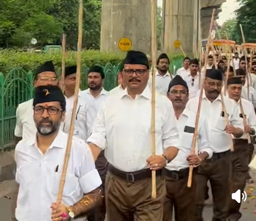 पथ संचलन करते स्वयंसेवक